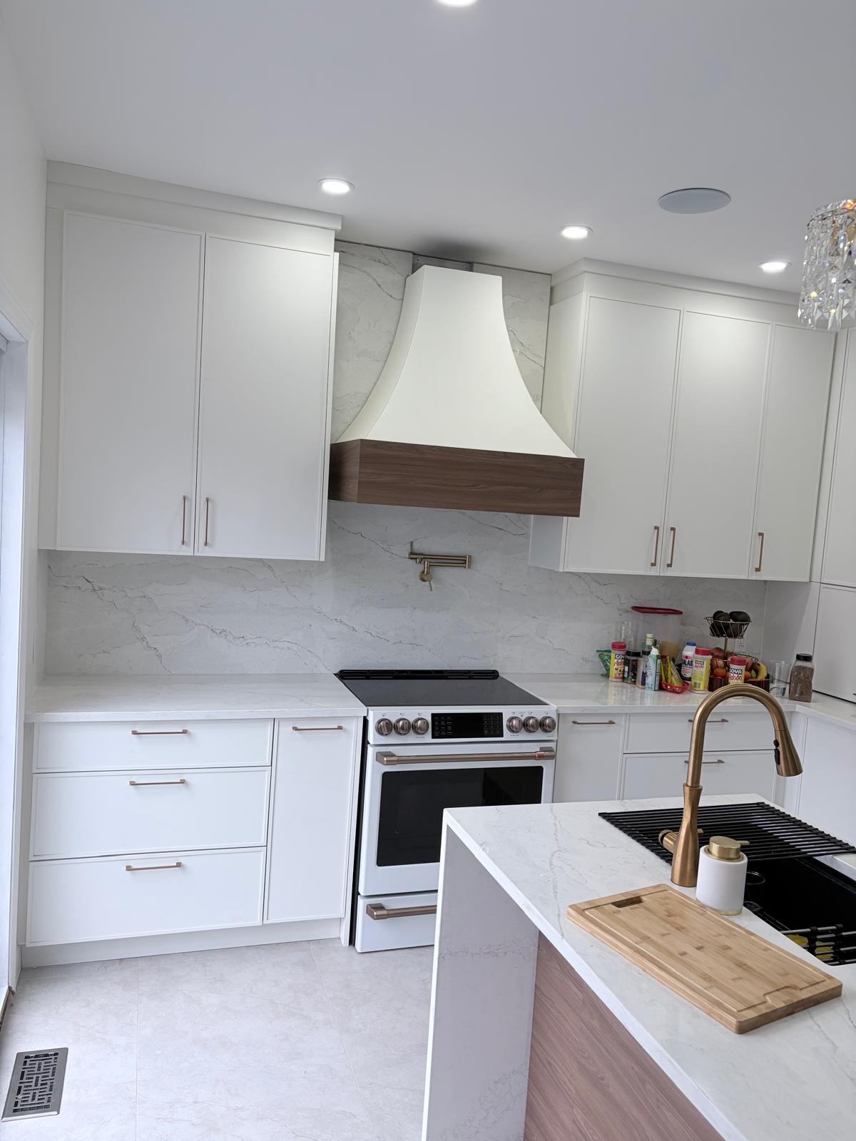 Cuisine blanche sur mesure avec hotte artisanale, Ébénisterie Pierre Arsenault Inc.