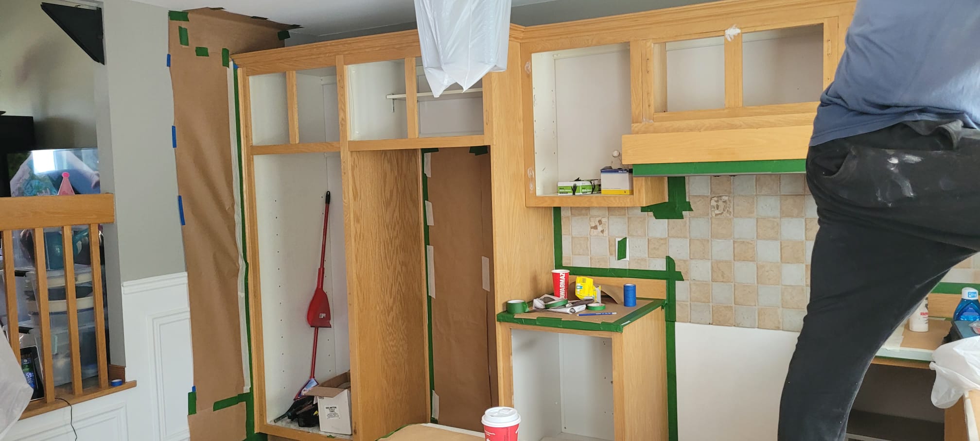 Pose des armoires de cuisine en cours, structure installée, finition à venir