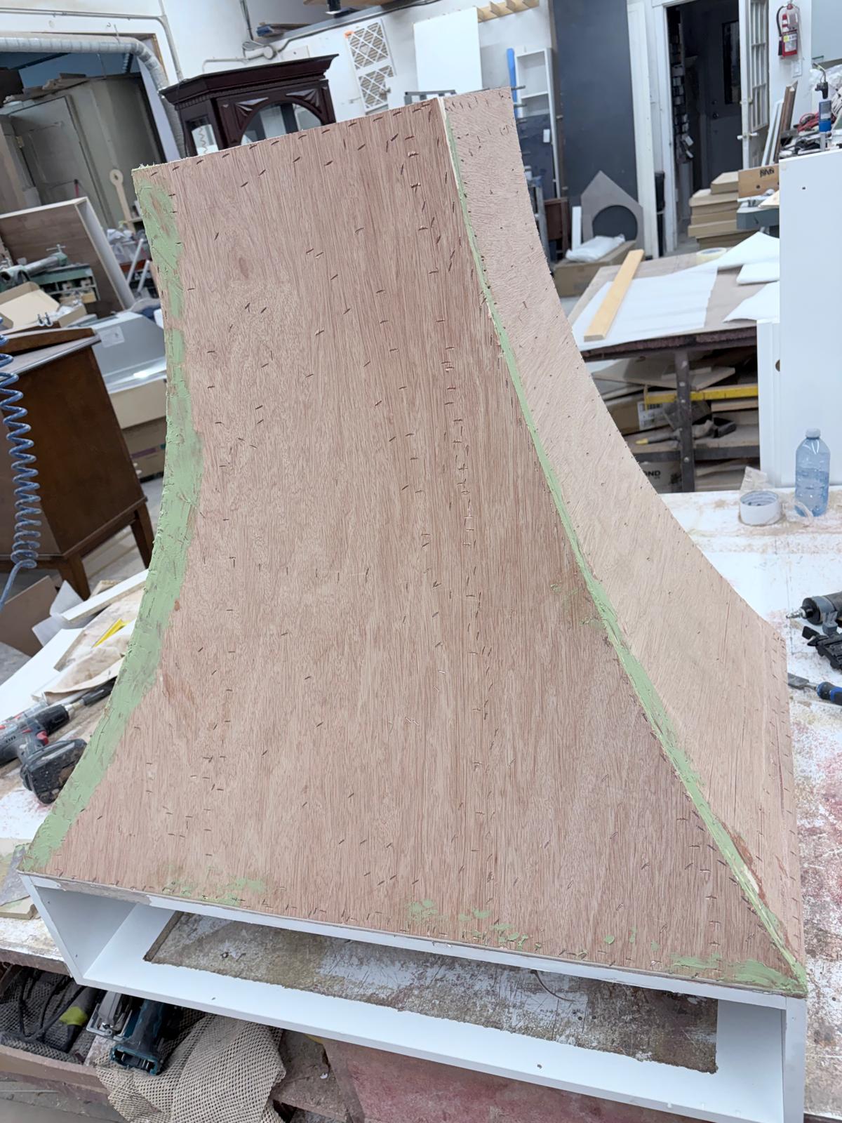 Fabrication d'une hotte sur mesure dans l'atelier, Ébénisterie Pierre Arsenault Inc.