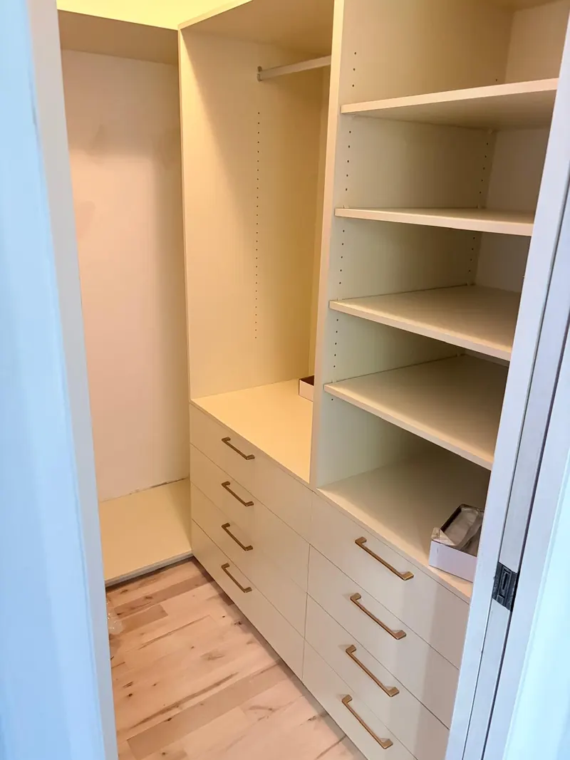 Dressing sur mesure avec tiroirs et tablettes, Ébénisterie Pierre Arsenault et fils Inc