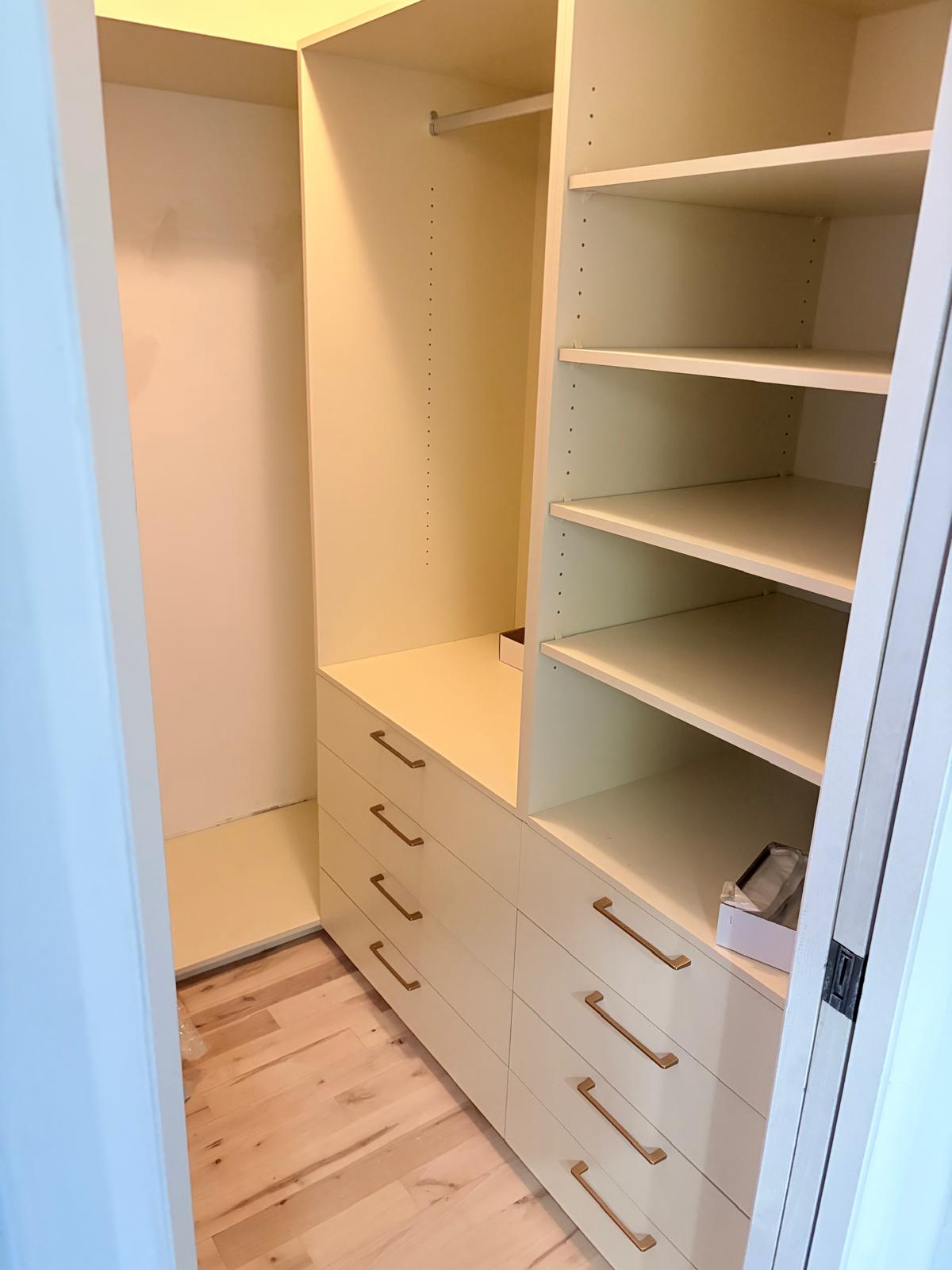 Dressing sur mesure avec tiroirs et tablettes, Ébénisterie Pierre Arsenault Inc.